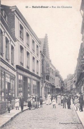 Encore la preuve que cette rue était très animée... On peut apercevoir sur la gauche le bâtiment de la librairie du journal l Indépendant.